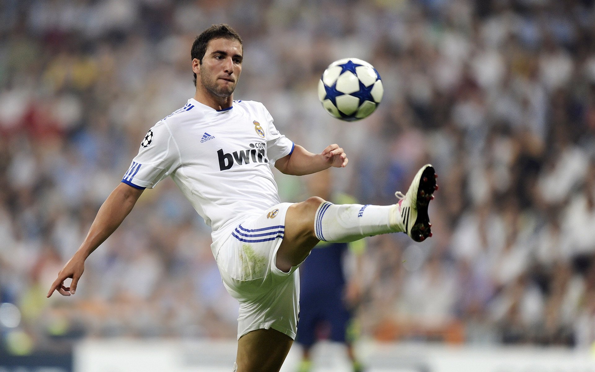 当红牛狂奔遇见童话王国，莱比锡的莱万式关键战哲学