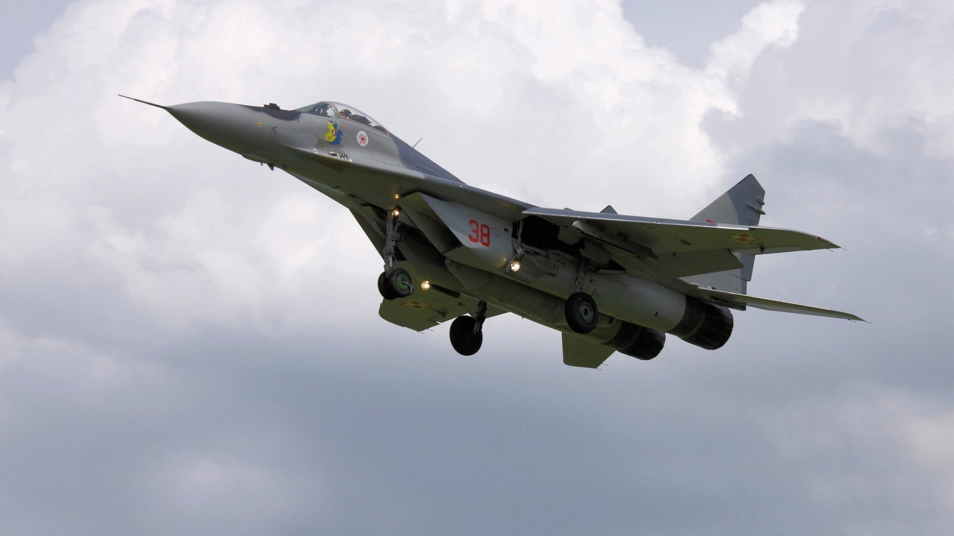 绿茵场与篮球馆的共鸣，争冠战中的唯一性启示